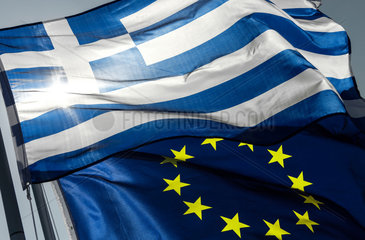 Berlin  Deutschland  Europaflagge und Flagge Griechenlands wehen im Wind