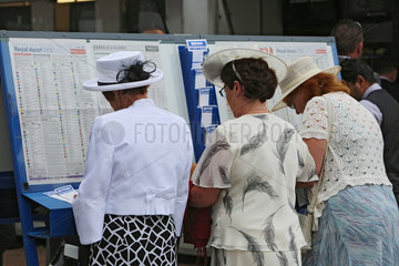 Ascot  Grossbritannien  Frauen mit Hut beim Wetten auf der Galopprennbahn