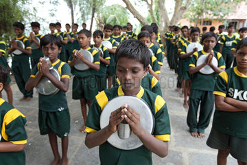 Vijayawada  Indien  Jungen warten auf die Schulspeisung im SKCV Kinderdorf  einer Einrichtung fuer Strassenkinder