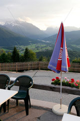 Berchtesgaden  Deutschland  Blick ins Berchtesgadener Tal von einem Biergarten