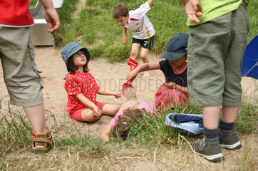 Saarbruecken  Deutschland  Kinder spielen im Sandkasten einer Kindertagesstaette
