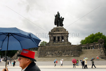 Koblenz  Deutschland  Touristen vor dem Kaiser-Wilhelm-I.-Denkmal