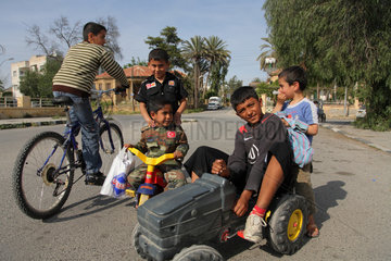 Nikosia  Tuerkische Republik Nordzypern  Jungen beim Spielen auf der Strasse