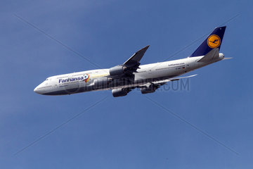 Berlin  Deutschland  Boeing 747-800 der Lufthansa