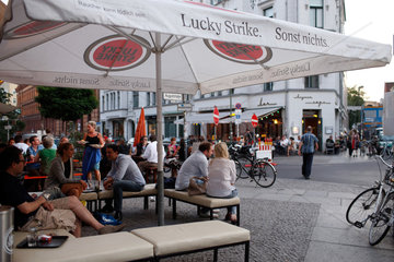 Berlin  Deutschland  Gaeste einer Bar sitzen draussen Ecke Tucholskystrasse