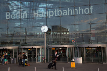 Berlin  Deutschland  Eingang zum Berliner Hauptbahnhof in der Abenddaemmerung