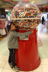 New York  USA  Junge umarmt einen Kaugummiautomaten