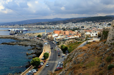 Rethymno  Griechenland  Blick ueber die Altstadt und den Hafen von Rethymno auf Kreta