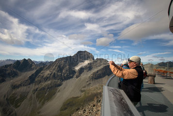 St. Moritz  Schweiz  Besucher auf der Aussichtsplattform der Gipfelstation des Piz Nair