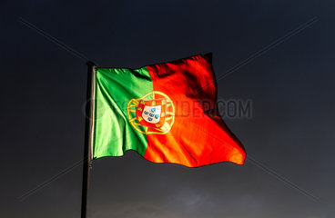 Berlin  Deutschland  Flagge Portugals weht im Wind