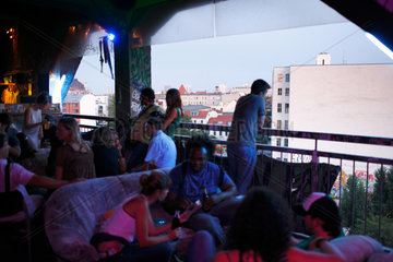 Berlin  Deutschland  Jugendliche in einer Bar im Kunsthaus Tacheles
