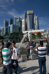 Singapur  Republik Singapur  Touristen vor der Merlionfigur