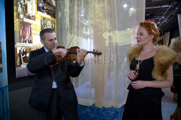 Posen  Polen  Violinspieler und Frau in Abendgarderobe