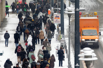 Berlin  Deutschland  Passanten auf dem schneebedeckten Gehweg der Friedrichstrasse