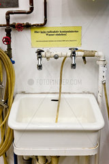 Berlin  Deutschland  Waschbecken in der Halle des Cyclotrons im Zentrum fuer Ionenstrahltechniken