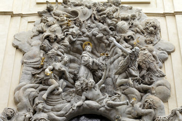 Prag  Tschechien  Heiligen-Relief an einer Kirche in der Prager Altstadt