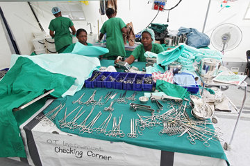Carrefour  Haiti  Mitarbeiter im Sterilisationszeit