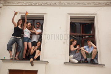 Berlin  Deutschland  Anwohner geniessen das MyFest in Kreuzberg am Fenster