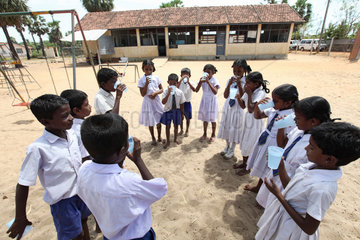 Navatkerny  Sri Lanka  Schueler werden im richtigem Umgang mit Wasser zur Hygiene unterrichtet