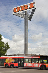 Berlin  Deutschland  ein Linienbus rangiert vor einem Obi-Baumarkt