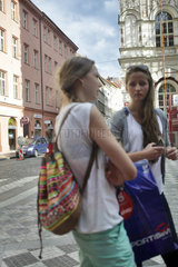 Prag  Deutschland  zwei junge Frauen warten auf die Strassenbahn