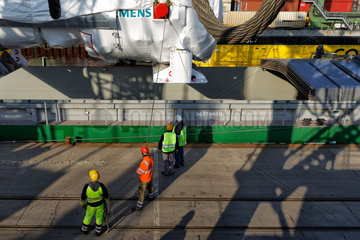 Berlin  Deutschland  Umschlag einer Siemens Gasturbine im Berliner Westhafen