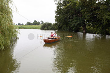 Prangendorf  Deutschland  Mann und Frau sitzen in einem Ruderboot