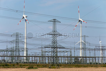 Nauen  Deutschland  Windkraftraeder neben einem Umspannwerk