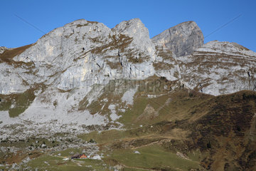 Ruogig  Schweiz  Berge Spilauerstock und Rossstock am Schaechentaler Hoehenweg