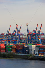 Hamburg  Deutschland  Containerbruecken im Hamburger Hafen