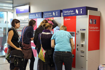 Berlin  Deutschland  Reisende an einem Fahrkartenautomat