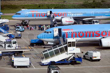 Luton  Grossbritannien  Flugzeuge der Thomson company am Flughafen von Luton