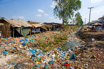 Phnom Penh  Kambodscha  verschmutztes Wasser neben einem Markt
