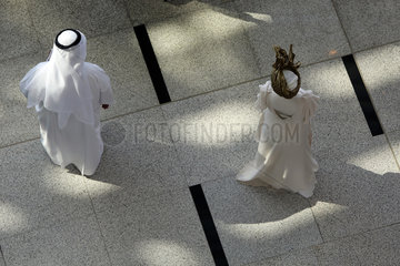 Dubai  Vereinigte Arabische Emirate  Vogelperspektive  Mann und Frau in Landestracht