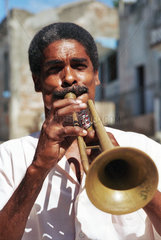 Santiago de Cuba  Kuba  ein Trompetenspieler