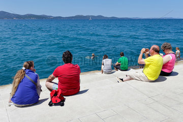 Zadar  Kroatien  Touristen an der Hafenpromenade