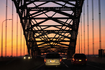 Jersey City  USA  Bruecke und Highway bei Sonnenuntergang