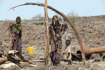 Semara  Aethiopien  Nomadenfamilie campiert in der Naehe einer Wasserstelle
