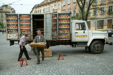 Lemberg  Ukraine  Brot fuer eine Baeckerei wird angeliefert