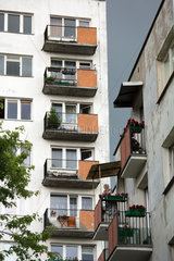 Warschau  Polen  Rentnerin auf dem Balkon ihrer Wohnung in einem Hochhaus