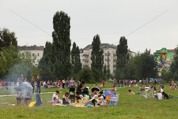 Berlin  Deutschland  Menschen im Mauerpark in Berlin-Prenzlauer Berg