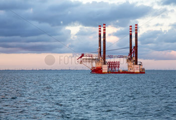 Cuxhaven  Deutschland  Errichterschiff fuer Offshore-Windkraftanlagen