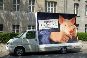 Berlin  Deutschland  Auto mit einem Werbeplakat der deutschen Bauern