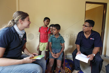 Galle  Sri Lanka  Mitarbeiter der Hilfsorganisation Malteser im Gespraech mit einer Familie