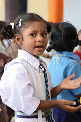 Vijayawada  Indien  eine Schuelerin beim Unterricht