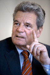 Berlin  Deutschland  Joachim Gauck waehrend eines Interviews