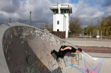 Berlin  Deutschland  ein Skater im Park am Gleisdreieck