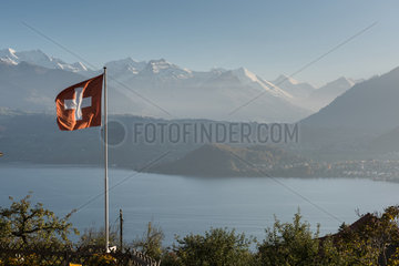 Sigriswil  Schweiz  Blick ueber den Thunersee mit schweizer Fahne