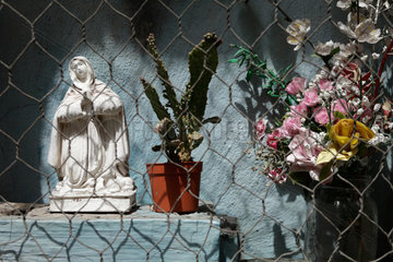 Cortona  Italien  Heiligenfigur in einem Garten