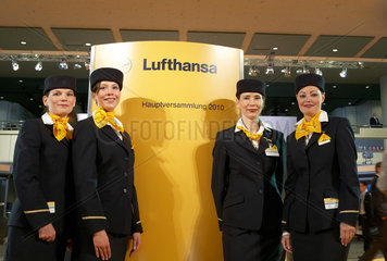 Berlin  Deutschland  Stewardessen der Fluggesellschaft Deutsche Lufthansa AG